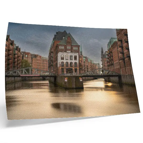Poster architettura suggestiva con ponte sopra l'acqua calma di sera