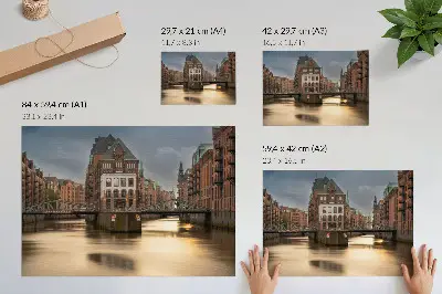 Poster architettura suggestiva con ponte sopra l'acqua calma di sera