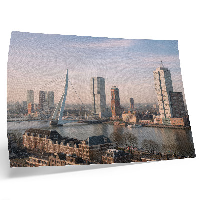 Poster Grattacieli imponenti e un elegante ponte sul fiume.