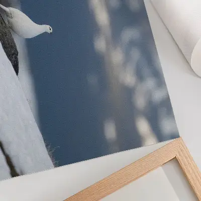 Poster con uccello nella neve paesaggio invernale dai colori saturi e delicati