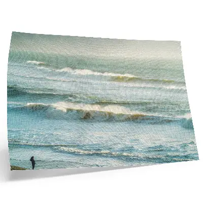 Poster con onde del mare con uomo sulla riva e colori saturi