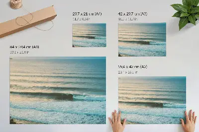 Poster onde oceaniche con orizzonte calmo e surfisti