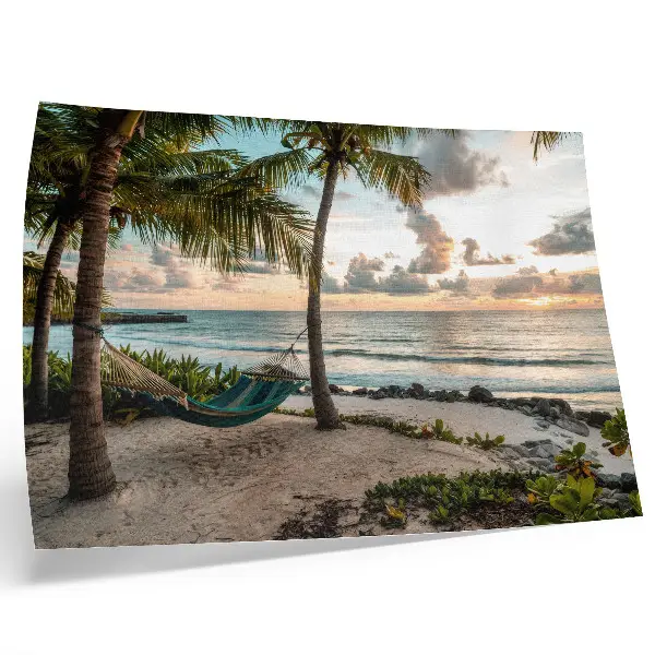 Poster con spiaggia tropicale e palme stampa decorativa con amaca e colori saturi