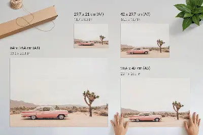 Poster murale di alta qualità con un'auto d'epoca nel deserto accanto a un albero solitario