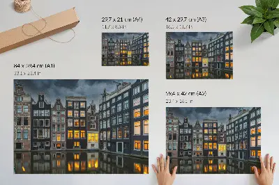 Poster case popolari lungo il canale con atmosfera accogliente e riflessiva