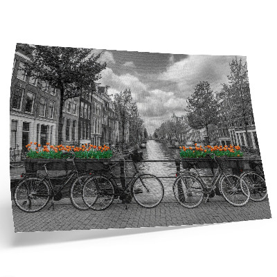 Poster dai colori saturi Una vista incantevole del canale, biciclette, tulipani, nero e arancione