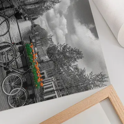 Poster dai colori saturi una vista incantevole del canale con biciclette e tulipani nei toni del nero e arancione