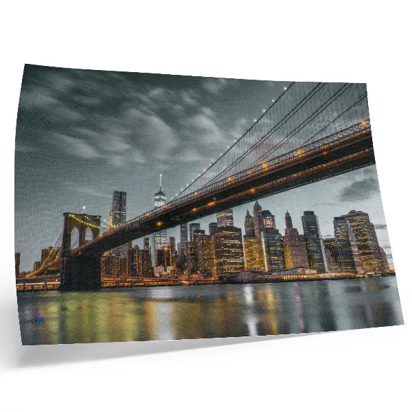 Poster panorama serale con città, ponte, luci e acqua