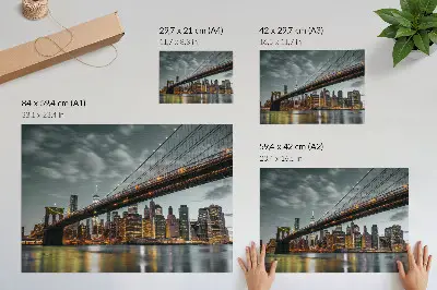 Poster panorama serale con città, ponte, luci e acqua