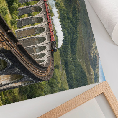 Poster Un viadotto con un treno tra verdi colline
