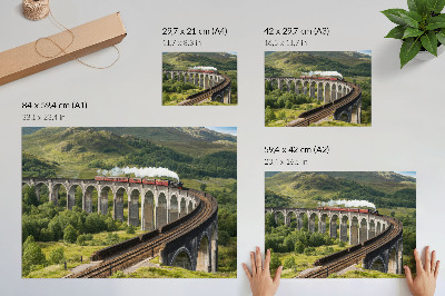 Poster Un viadotto con un treno tra verdi colline