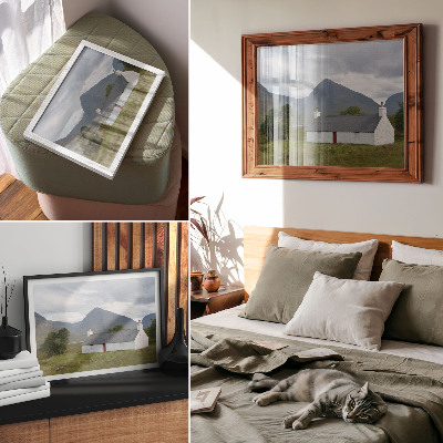 Stampa su tela moderna Un cottage bianco immerso tra montagne e vegetazione.