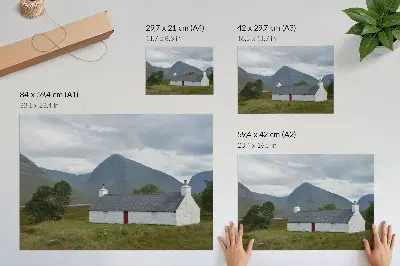 Stampa su tela moderna cottage bianco immerso tra montagne e vegetazione