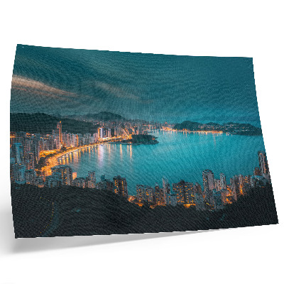 Poster dai colori saturi Vista notturna della città sull'acqua, grattacieli luminosi