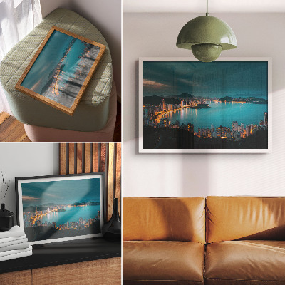 Poster dai colori saturi Vista notturna della città sull'acqua, grattacieli luminosi