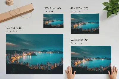 Poster con colori saturi vista notturna della città sull'acqua con grattacieli luminosi