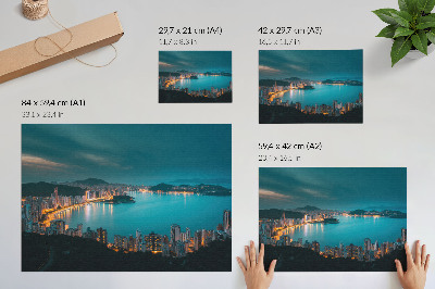 Poster dai colori saturi Vista notturna della città sull'acqua, grattacieli luminosi