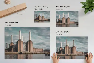 Poster murale di alta qualità raffigurante un edificio imponente con camini a picco sul fiume