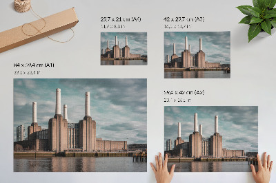 Poster murale di alta qualità Un edificio imponente con camini a picco sul fiume.