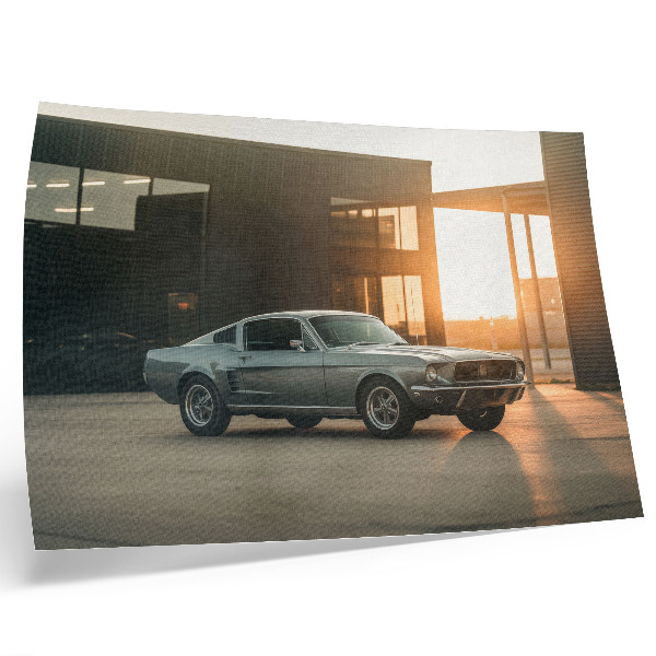 Poster dai colori saturi Un'auto d'epoca con uno sfondo architettonico