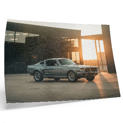Poster dai colori saturi Un'auto d'epoca con uno sfondo architettonico