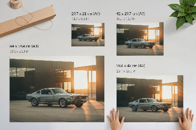 Poster dai colori saturi Un'auto d'epoca con uno sfondo architettonico