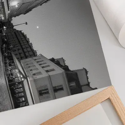 Poster murale di alta qualità raffigurante edifici in bianco e nero, caffè ed eleganza notturna