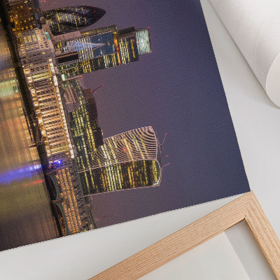 Poster dai colori saturi Grattacieli moderni, riflessi di luci, cielo