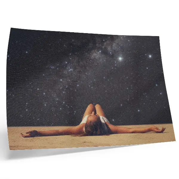 Poster murale di alta qualità figura surreale sotto un cielo stellato