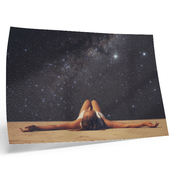 Poster murale di alta qualità Una figura sotto un cielo stellato appare surreale