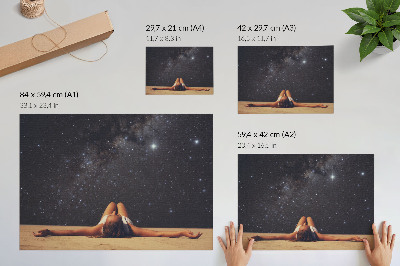 Poster murale di alta qualità Una figura sotto un cielo stellato appare surreale
