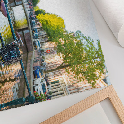 Poster dai colori saturi Canale, ponte, alberi, edifici, bicicletta, fiori