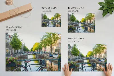 Poster dai colori saturi con canale, ponte, alberi, edifici, bicicletta e fiori