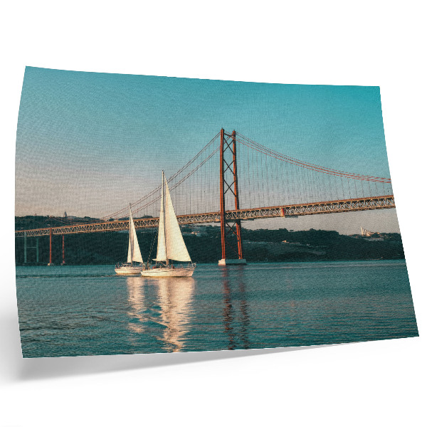 Poster Un ponte e barche a vela sull'acqua in tonalità pastello