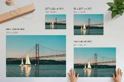 Poster con un ponte e barche a vela sull'acqua nei toni del pastello