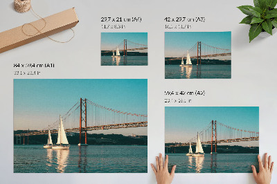 Poster Un ponte e barche a vela sull'acqua in tonalità pastello