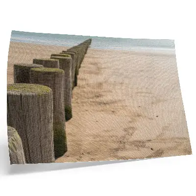 Poster con paletti di legno in riva al mare con colori saturi ispirati alla pace della natura