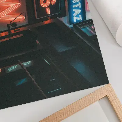 Poster insegne al neon colorate con atmosfera serale