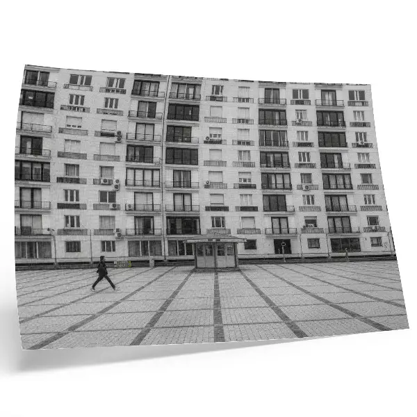 Poster moderno con edificio e piazza stampa dai colori saturi