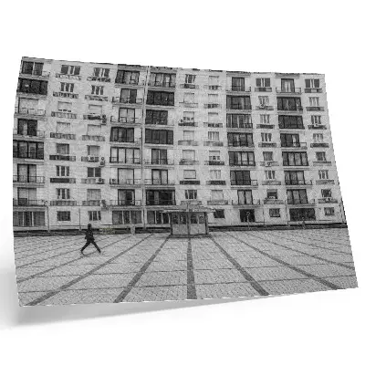 Poster moderno con edificio e piazza stampa dai colori saturi