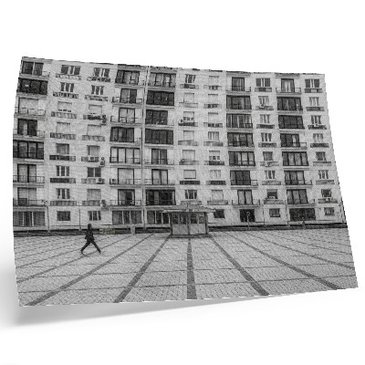Poster dai colori saturi Un edificio moderno con balconi e una piazza