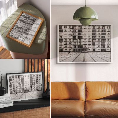 Poster dai colori saturi Un edificio moderno con balconi e una piazza