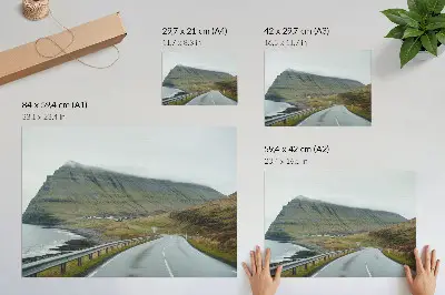 Poster strada di montagna in uno spazio nebbioso e misterioso