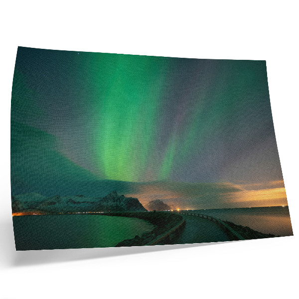 Poster murale di alta qualità Aurora boreale su un freddo paesaggio montano
