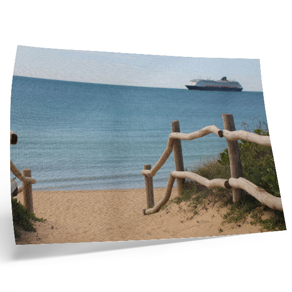 Poster dai colori saturi Spiaggia nave mare ringhiere di legno sabbia