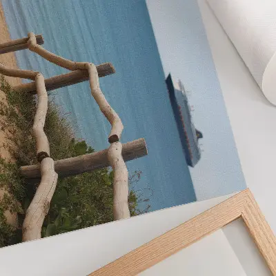 Poster con spiaggia e nave dai colori saturi con ringhiere in legno e sabbia