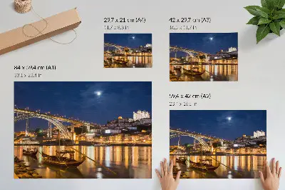 Poster murale di alta qualità ponte illuminato di notte in una città con barche sull'acqua