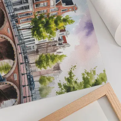 Poster affascinanti case popolari lungo il canale con alberi verdi e acqua calma