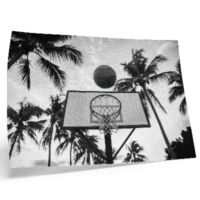 Poster con canestro da basket tra le palme con stampa dai colori saturi su sfondo bianco e nero