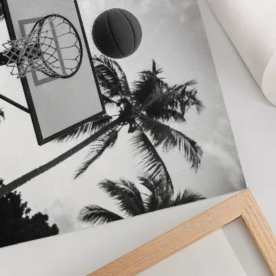 Poster con canestro da basket tra le palme con stampa dai colori saturi su sfondo bianco e nero